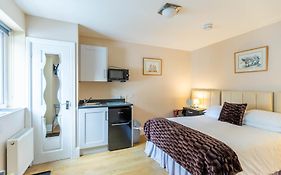 Roger Ground Guest House - With Onsite Car Parking
